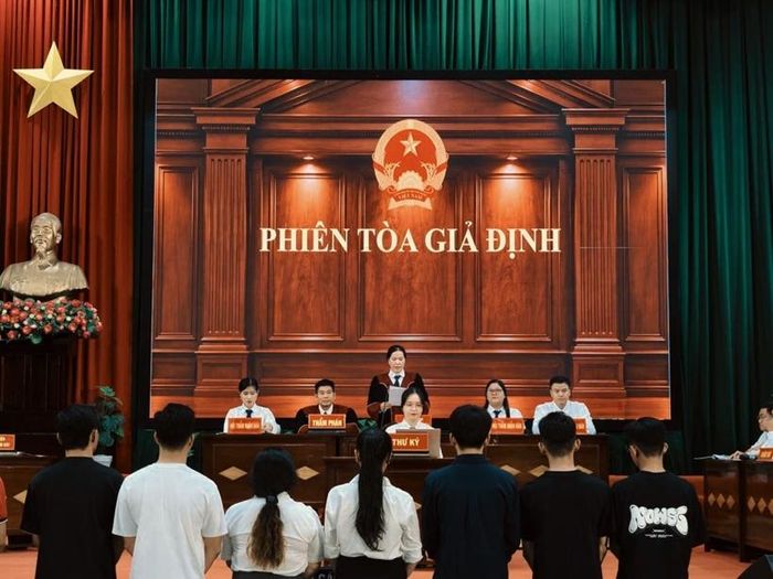  Phiên tòa giả định giúp sinh viên trực tiếp quan sát trình tự xét xử, tranh tụng và cách đánh giá chứng cứ.