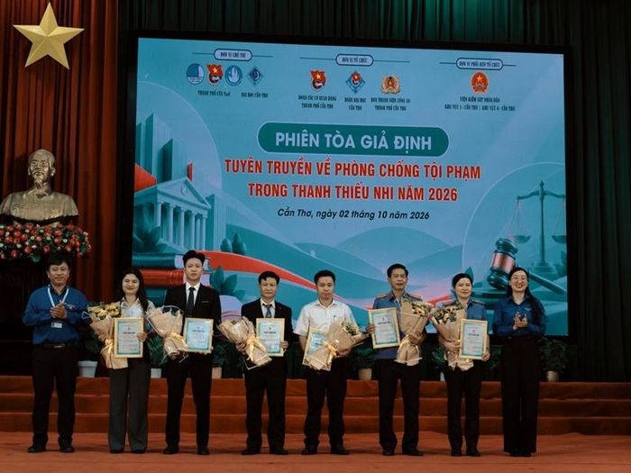 Ban Tổ chức trao hoa và thư cảm ơn cho các đơn vị, cá nhân tích cực tham gia, đóng góp cho chương trình.