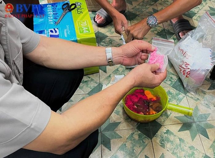 Đối với ma túy, Hội đồng tiến hành hòa tan trong nước để vật chứng phân rã, hư hỏng hoàn toàn (ảnh minh họa).