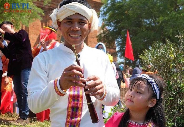 Kèn Saranai, một nhạc cụ truyền thống của đồng bào Chăm, thường được sử dụng trong các dịp lễ hội. Ảnh: NH.