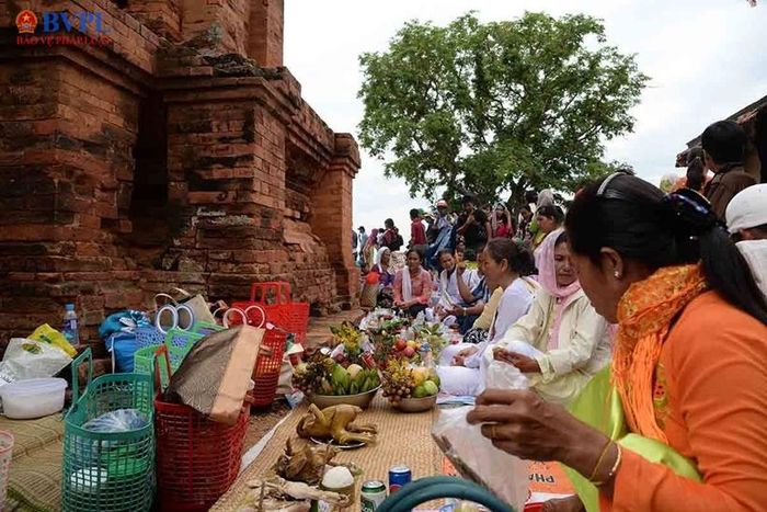 Lễ vật dâng cúng là các sản vật do chính người dân làm ra. Ảnh: NH.
