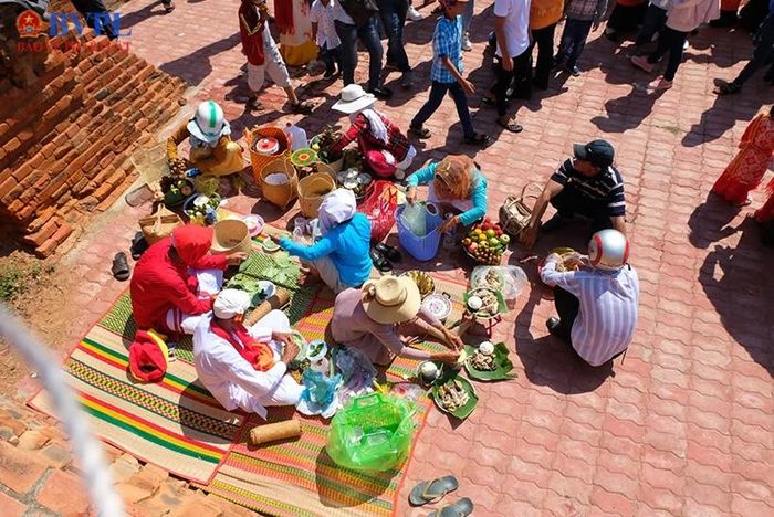 Lễ vật dâng cúng được bày ngay dưới chân tháp Pô Klong Garai, phường Đô Vinh. Ảnh: NH.