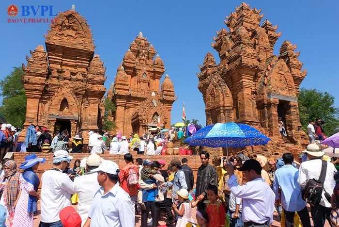 Các nghi lễ chính của Lễ hội Katê diễn ra tại các đền, tháp Chăm. Ảnh: NH.