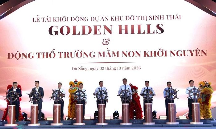  Các đại biểu thực hiện nghi thức tái khởi động dự án.