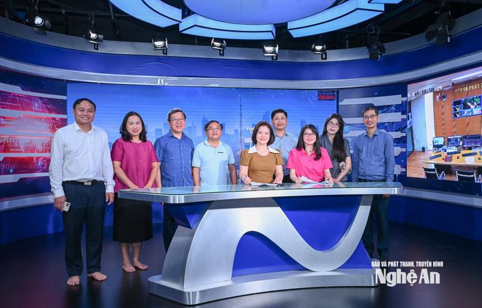 Đoàn công tác Vụ báo chí - Xuất bản tham quan cơ sở, vật chất Báo và phát thanh, truyền hình Nghệ An. Ảnh: Thành Cường