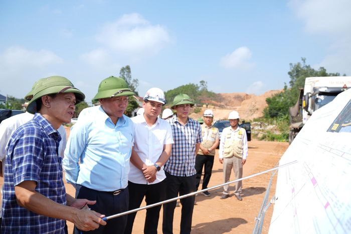 Chủ đầu tư báo cáo tiến độ gói thầu XL02. Ảnh: Nguyễn Toàn