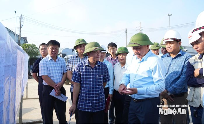 Phó Chủ tịch UBND tỉnh Hoàng Phú Hiền tính toán đường găng hạng mục cầu Đại Huệ. Ảnh: Nguyễn Toàn
