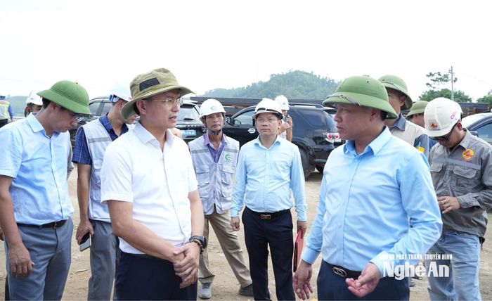 Phó Chủ tịch UBND tỉnh Hoàng Phú Hiền đề nghị xã Hoa Quân hoàn thành 3 khu tái định cư trước ngày 20/10 và bàn giao đất cho người dân trong tháng 10/2026. Ảnh: Nguyễn Toàn
