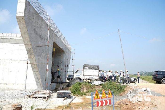 Các đoạn giáp ranh giữa nền đường đất đắp và hạng mục cầu, cống được Phó Chủ tịch UBND tỉnh Hoàng Phú Hiền lưu ý trong giải pháp thi công để đảm bảo êm thuận khi đưa vào khai thác. Ảnh: Nguyễn Toàn
