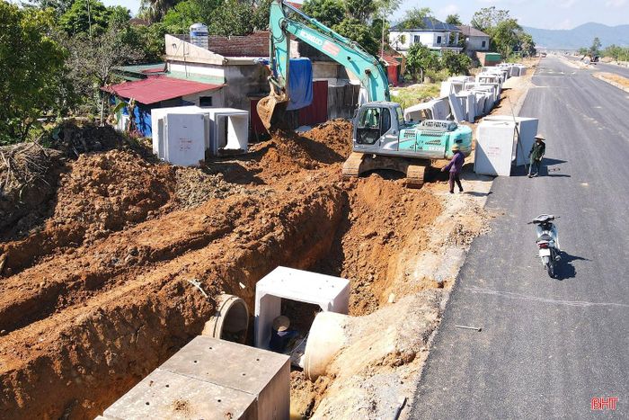 Tranh thủ thời tiết thuận lợi những ngày đầu tháng 10, Công ty CP Trường Sơn 185 - một trong những nhà thầu đảm nhận thi công dự án đường Hàm Nghi kéo dài, đang tập trung nhân lực, máy móc, thiết bị thi công đồng loạt nhiều hạng mục hạ tầng kỹ thuật (hệ thống mương, cống thoát nước, lát vỉa hè) của công trình.