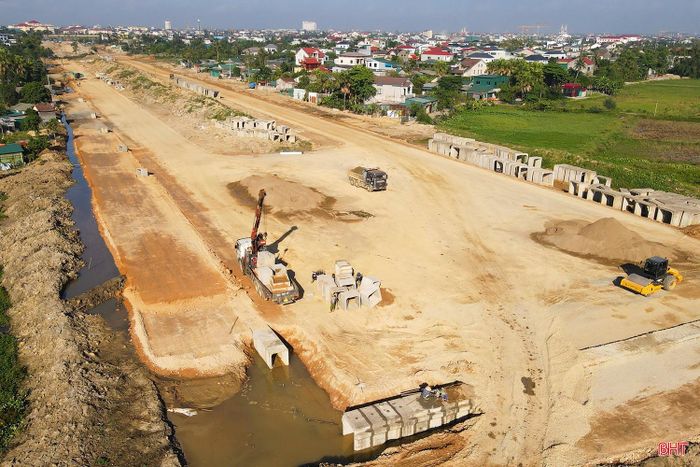 Dự án đường Xô Viết Nghệ Tĩnh kéo dài về phía Đông cũng từng có các vướng mắc về mặt bằng. Tuy nhiên, tới nay, toàn bộ mặt bằng dự án đã được “khơi thông”, góp phần cho quá trình thi công được thuận lợi.