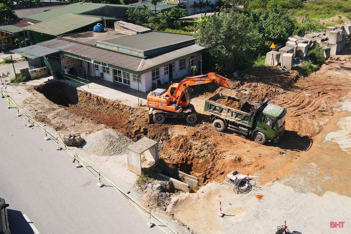 Thời gian qua, với sự vào cuộc của các cấp, các ngành và chính quyền địa phương, các “nút thắt” về mặt bằng đã dần được tháo gỡ, góp phần thuận lợi thi công dự án. Đặc biệt, vào ngày 1/10, nhà thầu đã nhận bàn giao mặt bằng của hộ dân bị vướng cuối cùng tại khu vực nút giao dự án với tuyến tránh quốc lộ 1. Như vậy, toàn bộ mặt bằng hiện đã được bàn giao.