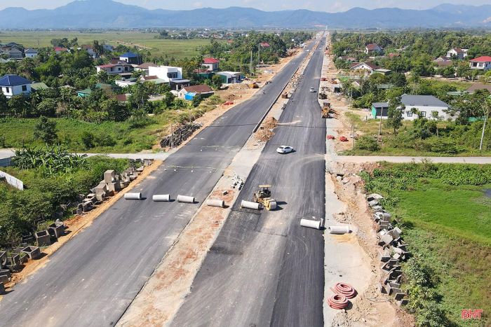 Dự án đường Hàm Nghi kéo dài có chiều dài 3,3 km với điểm đầu khớp nối tuyến tránh quốc lộ 1 qua phường Hà Huy Tập, điểm cuối kết nối vào tuyến nhánh quốc lộ 8C qua xã Thạch Xuân, tổng mức đầu tư gần 631 tỷ đồng, được triển khai thi công vào cuối năm 2022 với tiến độ theo hợp đồng là 24 tháng. Tuy nhiên, do vướng mặt bằng nên phải gia hạn tiến độ hoàn thành đến cuối năm 2026.