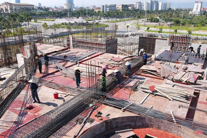 Dự án có tổng mức đầu tư 305 tỷ đồng tới nay đã hoàn thành khoảng 30% khối lượng hợp đồng. Hiện, nhà thầu đang tập trung lắp dựng ván khuôn, cốt thép sàn, chuẩn bị đổ bê tông sàn tầng 4. Số lượng nhân công thi công trung bình khoảng 60-70 người.