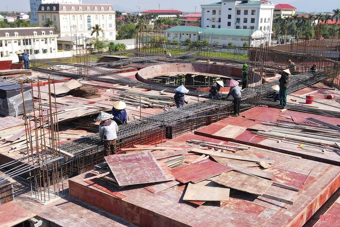 Không chỉ có các dự án giao thông, không khí thi công cấp tập và khẩn trương cũng đang hiện hữu trên Dự án đầu tư xây dựng Bảo tàng Hà Tĩnh - công trình điểm nhấn về văn hóa - xã hội của tỉnh.