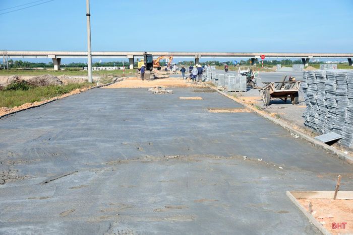 Không khí làm việc trên công trường dự án đường Hàm Nghi kéo dài đang rất khẩn trương.