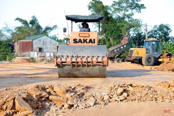 Trên cơ sở mặt bằng được bàn giao, chủ đầu tư chỉ đạo các nhà thầu tập trung nguồn lực, đẩy nhanh tiến độ thi công, giải ngân nguồn vốn bố trí, đảm bảo theo hợp đồng đã được ký kết.