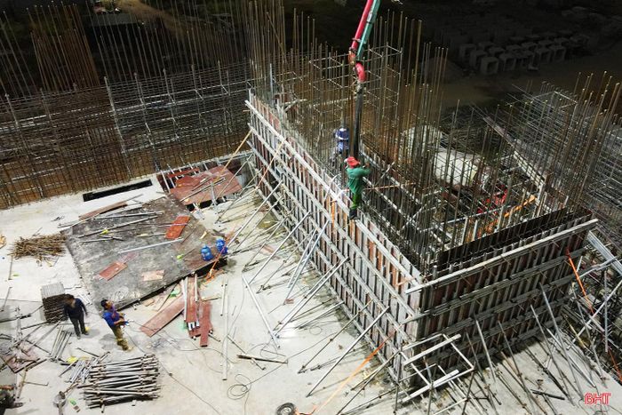 Để đảm bảo tiến độ công trình, nhà thầu còn tổ chức các mũi thi công vào cả ban đêm.