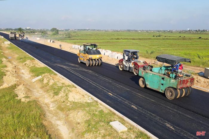 Nhân lực, máy móc được nhà thầu huy động tối đa để tập trung thi công.