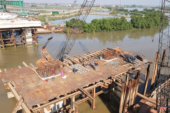 Riêng hạng mục cầu Rào Cái đã hoàn thành 7/7 trụ, 1 mố cầu, đúc 72/72 dầm và lao lắp, đổ bản mặt cầu 5/8 nhịp.