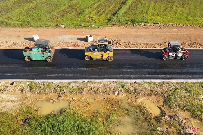 Tương tự, tại dự án đường Xô Viết Nghệ Tĩnh kéo dài về phía Đông có chiều dài 6,6km, tổng mức đầu tư gần 1.500 tỷ đồng, không khí thi công cũng đang rất khẩn trương. Liên danh nhà thầu đang tổ chức 11 mũi thi công đồng thời các hạng mục: thảm bê tông nhựa mặt bằng, xử lý nền đất yếu, thi công cấp phối đá dăm, lắp đặt cống ngang đường và rãnh thoát nước dọc cũng như đúc cấu kiện bê tông.