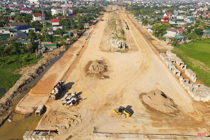 Mặc dù quá trình thi công gặp không ít thách thức do địa chất phức tạp, biến động giá nguyên, vật liệu, nhưng với tinh thần “vượt nắng, thắng mưa”, các kỹ sư, công nhân vẫn kiên trì bám trụ công trường.