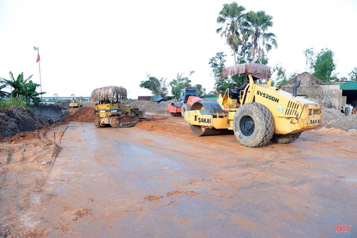 Sự chuyển biến mạnh mẽ trên các công trường trọng điểm, xuất phát từ việc chỉ đạo sát sao, quyết liệt của Tỉnh ủy, UBND tỉnh, Ban Chỉ đạo các dự án đầu tư trọng điểm trên địa bàn tỉnh, cùng sự vào cuộc đồng bộ của cả hệ thống chính trị. Thời gian qua, lãnh đạo tỉnh đã liên tục có các cuộc kiểm tra thực địa, làm việc trực tiếp tại công trường để lắng nghe, tháo gỡ khó khăn cho các đơn vị.
