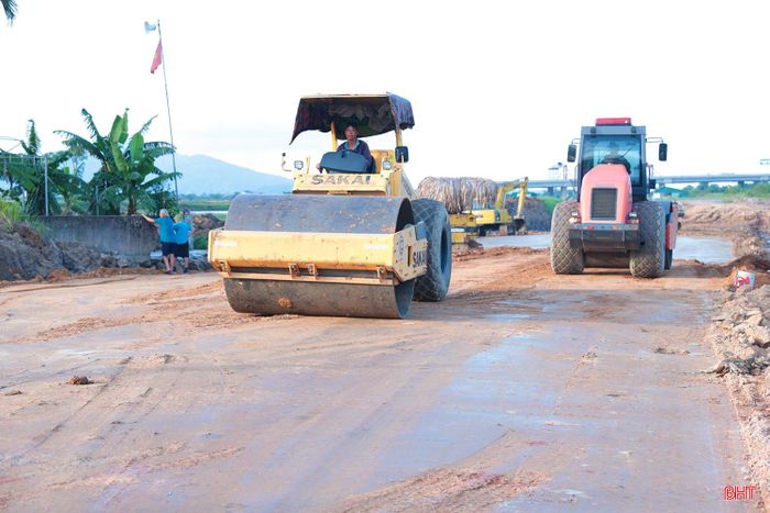 Trên công trường dự án đường vành đai phía Đông thành phố Hà Tĩnh (cũ) có chiều dài 15,775 km, tổng mức đầu tư gần 1.000 tỷ đồng, công tác tổ chức thi công đang được triển khai một cách khoa học và bài bản. Các đơn vị nhà thầu tranh thủ tối đa thời tiết thuận lợi, huy động máy móc, nhân lực, chia “3 ca, 4 kíp”, để tăng tốc các hạng mục nền đường, cầu cống.