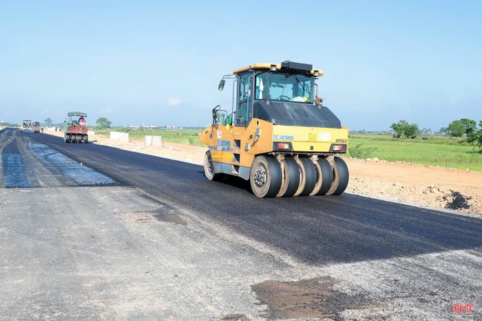 Chính sự đồng hành sát cánh, tinh thần trách nhiệm cao của các cấp lãnh đạo đã tạo niềm tin vững chắc, tinh thần lớn cho các chủ đầu tư và nhà thầu tập trung thi công. Bên cạnh đó, công tác dân vận trong giải phóng mặt bằng cũng được triển khai bài bản, thấu tình đạt lý, giúp người dân hiểu rõ lợi ích lâu dài của dự án đối với sự phát triển chung của quê hương, từ đó tự nguyện bàn giao đất đai, nhà cửa để công trình được triển khai đúng tiến độ.
