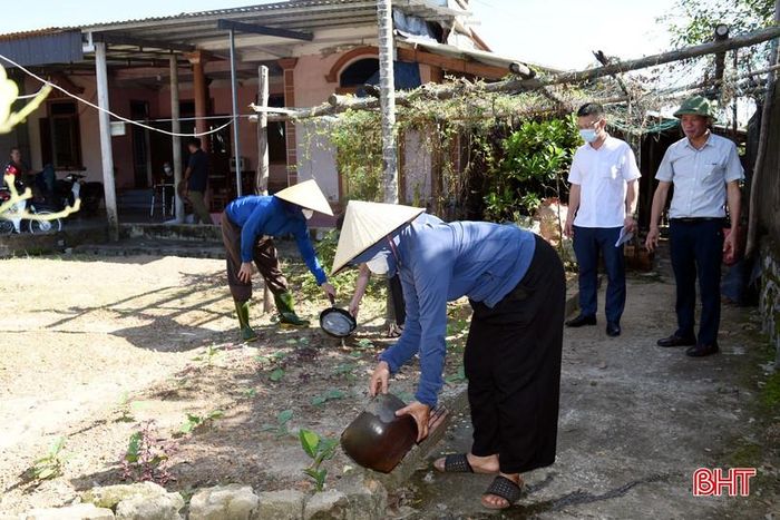 Chính quyền địa phương, ngành y tế khuyến cáo người dân loại bỏ các vật dụng có khả năng chứa nước đọng, thường xuyên diệt lăng quăng, bọ gậy.