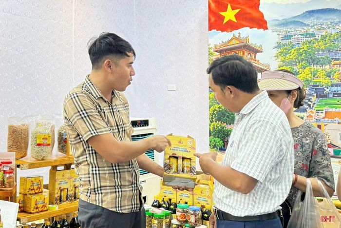 Gian hàng trưng bày sản phẩm của tỉnh Hà Tĩnh tại Tuần lễ sản phẩm Việt - Lào.