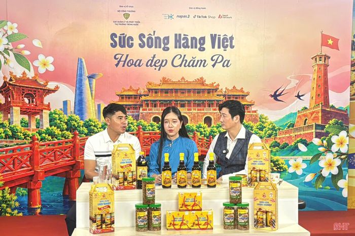Đại diện HTX Chiến Thắng cùng các nghệ sĩ tham gia phiên livestream quảng bá sản phẩm nước mắm Luận Nghiệp.
