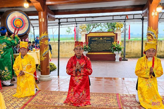 Bà con nhân dân tổ chức lễ khai hạ tại đền Đông Miếu.