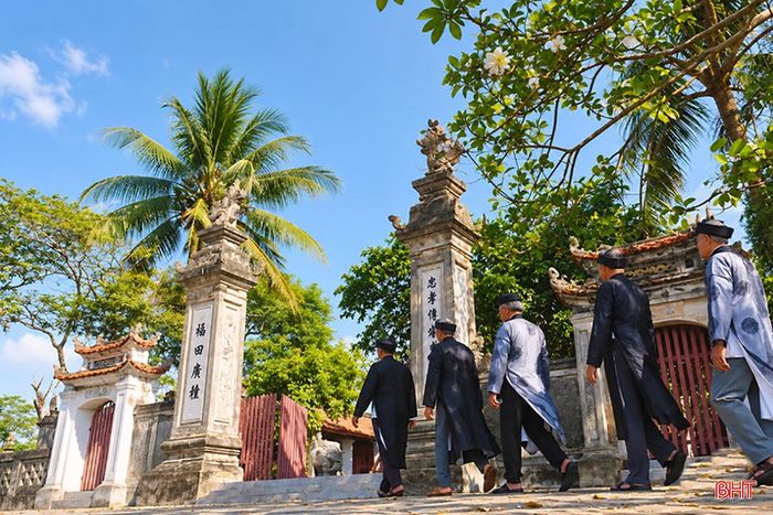  Đình, đền, miếu không chỉ là nơi thờ tự mà còn là không gian cộng đồng tưởng nhớ những người có công khai phá, dựng làng. Ảnh: Trung Hoa. 