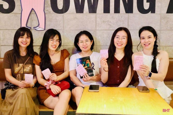 Chị Nguyễn Kim Hiền (thứ hai từ phải qua) cùng bạn bè mua vé xem phim sau khi tham khảo những đánh giá trên mạng.