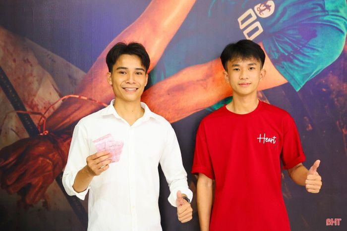 Anh Trần Phi Dũng (áo trắng) ấn tượng với những tình tiết chân thực được khắc họa trong phim.