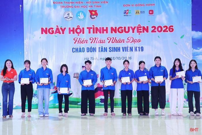Dịp này, Trường Đại học Hà Tĩnh cũng trao 10 suất học bổng cho tân sinh viên K19 có hoàn cảnh khó khăn.