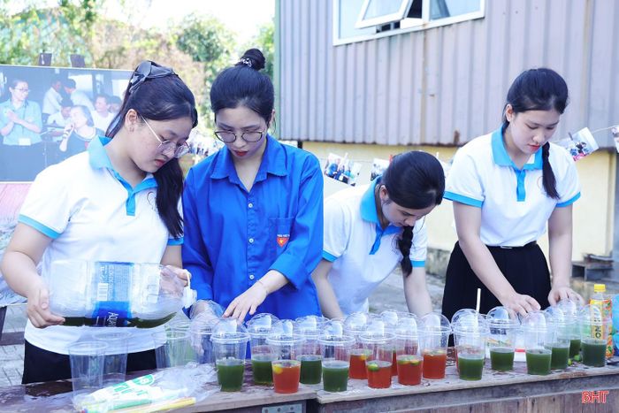 Bên lề ngày hội, nhà trường tổ chức các gian hàng giới thiệu hoạt động của các câu lạc bộ, đội, nhóm tình nguyện; tạo không gian giao lưu, giúp sinh viên tìm hiểu và lựa chọn những hoạt động phù hợp với sở thích, năng lực. Chương trình cũng kết hợp gặp mặt, chào đón tân sinh viên K19, góp phần tạo không khí sôi nổi trong những ngày đầu năm học mới.