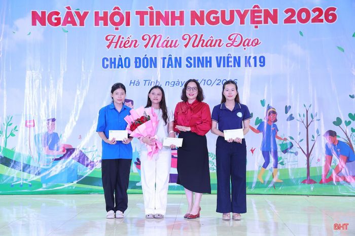 Đoàn Thanh niên và Hội sinh viên Trường Đại học Hà Tĩnh cũng tặng giấy khen cho hơn 30 tình nguyện viên có thành tích xuất sắc trong công tác tình nguyện, phong trào hiến máu nhân đạo.