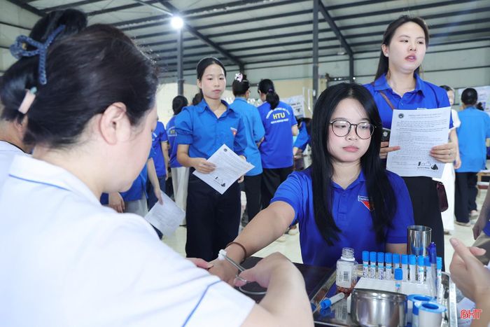 Ngày hội tình nguyện đã thu hút hơn 600 đoàn viên, thanh niên của Trường Đại học Hà Tĩnh tham gia hiến máu nhân đạo và các hoạt động bên lề.