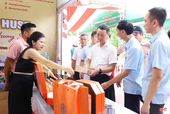Chị Phan Thị Hoài giới thiệu các sản phẩm nhung hươu Huso với Chủ tịch UBND tỉnh Phan Thiên Định tại Hội chợ triển lãm sản phẩm công nghiệp nông thôn tiêu biểu miền Trung - Tây Nguyên năm 2026.