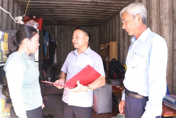 Cán bộ xã, thôn tìm hiểu đời sống, thu nhập của gia đình chị Ngô Thị Hải Yến.
