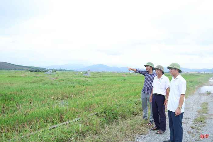 Anh Nguyễn Trung Hiếu, Trưởng thôn Sơn Hải (người đứng ngoài cùng bên trái) cùng lãnh đạo Ủy ban MTTQ xã Kỳ Khang rà soát các phần mộ còn lại trên cánh đồng để tiếp tục di dời, quy tập.