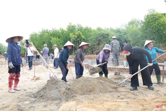 Dòng họ Võ ở thôn Sơn Hải thực hiện các phần việc sau khi cất bốc, quy tập mộ ông bà, tổ tiên về tại nghĩa trang của thôn.