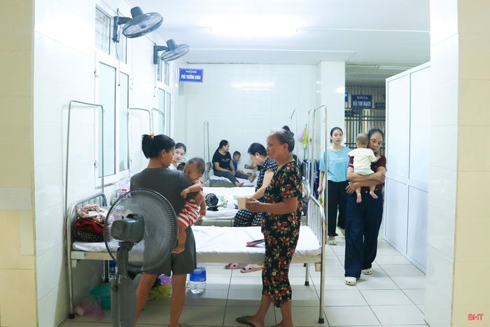 Việc phát hiện sớm các triệu chứng, hạn chế nguồn lây và chăm sóc đúng cách có ý nghĩa quan trọng trong bảo vệ sức khỏe trẻ.