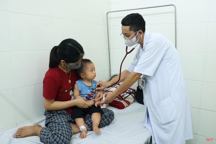 Bé T.M.K (xã Cẩm Xuyên) mắc bệnh tay chân miệng được các bác sĩ chăm sóc, điều trị chu đáo nên tình trạng bệnh đã được thuyên giảm.