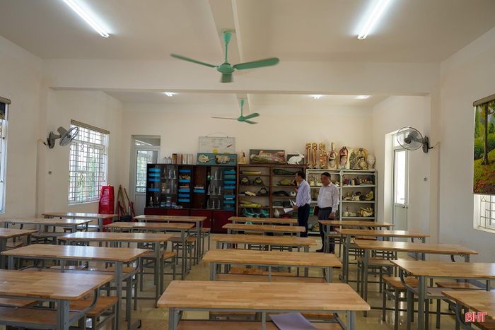 Nhiều lớp học tại Trường THCS Sông Trí phải kê thêm bàn học và bố trí phòng học bộ môn để đáp ứng nhu cầu trước mắt.