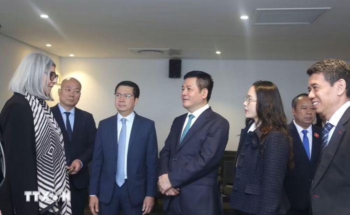 Phó Chủ tịch Quốc hội Nguyễn Hồng Diên gặp Chủ tịch - Tổng Giám đốc điều hành (CEO) Wesgro Wrenelle Stander tại Diễn đàn Doanh nghiệp Việt Nam-Nam Phi. (Ảnh: Đặng Huyền/TTXVN)