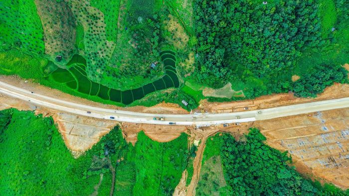 Nền kinh tế vững vàng vượt qua các cú sốc bên ngoài, duy trì đà tăng tốc trong ba quý đầu năm. (Ảnh: PV/Vietnam+)