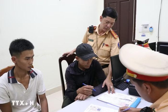 Xử lý trường hợp phương tiện chở hàng quá khổ, quá tải trên địa bàn thành phố Huế. (Ảnh: Mai Trang/TTXVN)
